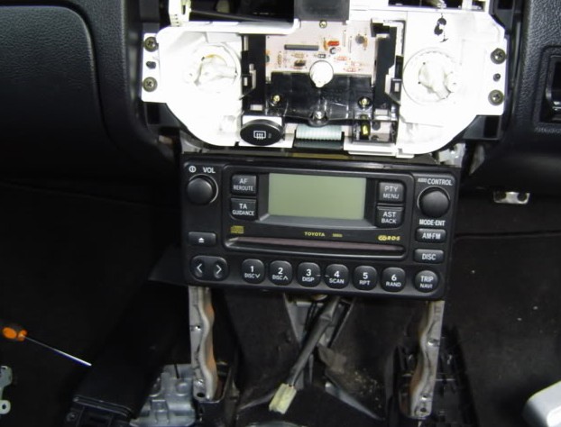 Retirer les vis maintenant le cendrier et le retirer, idem pour l'autoradio