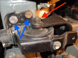 Desserrer l'axe du silent bloc 2 clé plate de 17 ou cliquet ( Flèche rouge )<br />Il y a 4 vis a desserrer avec Douille de 14 ( Flèche bleu  ), 2 vis représenter sur la photo.